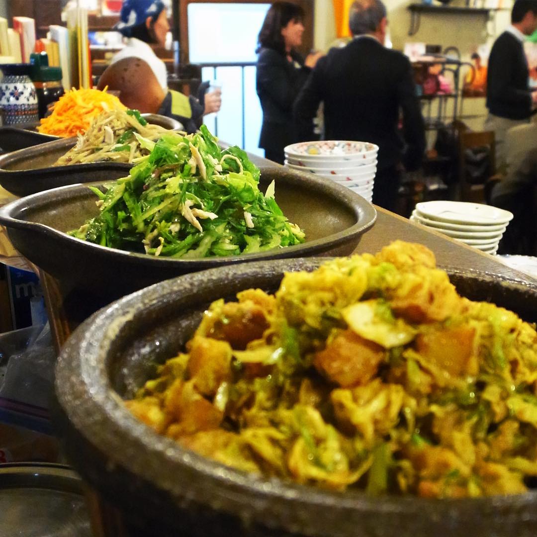 いつものお惣菜も45名のご宴会用！大きな鉢は手前から「新じゃがとキャベツのサブジ」「セロリと蒸し鶏のレモンマリネ」「ごぼうとピーマン、蒸し鶏のわさびあえ」そして「にんじんのスパイスサラダ」！さあ、わんさとたべてくださいな！（笑）（お）