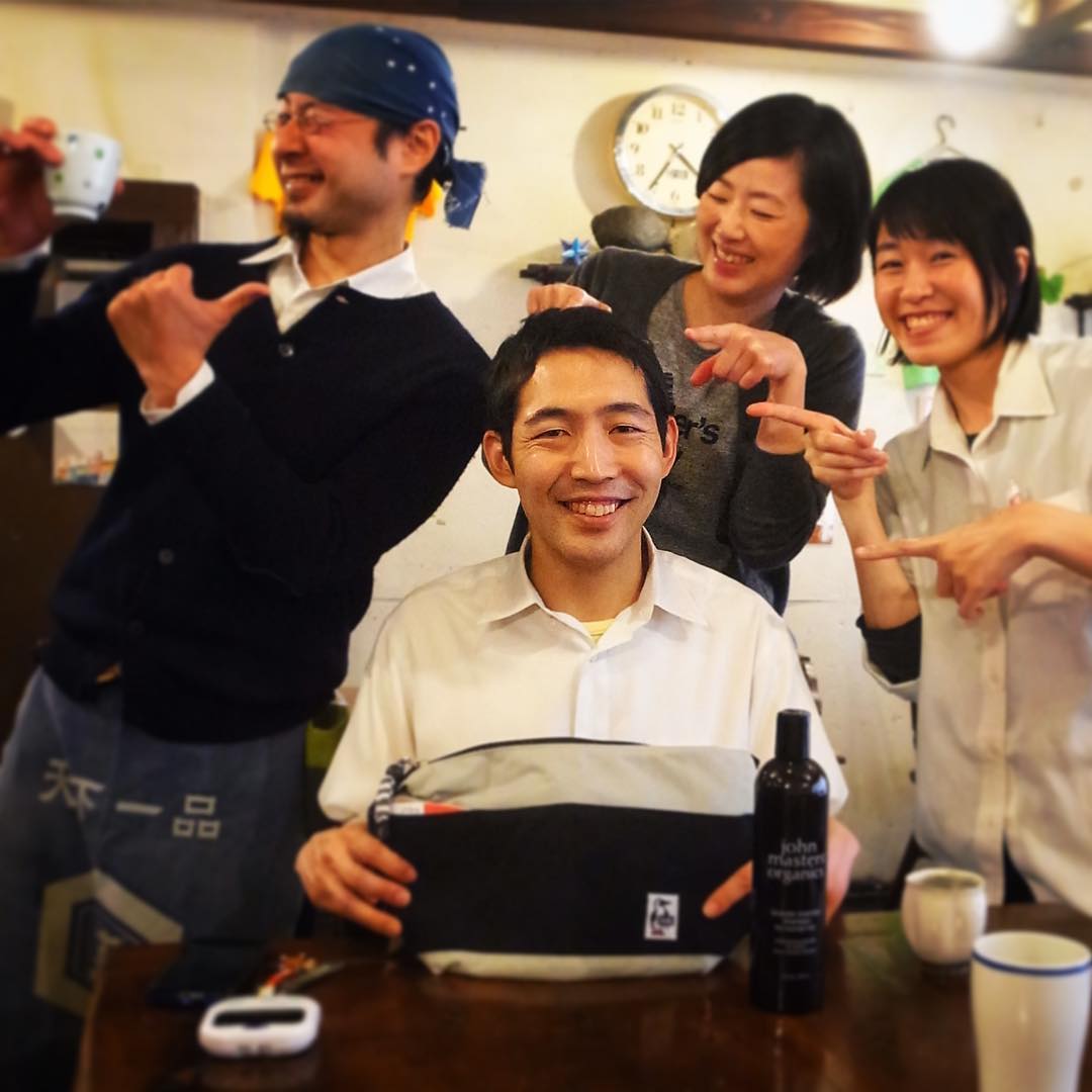 さてと実は本日キッチンスタッフナベさんのお誕生日！ということで、スタッフみんなからは去年に続いてすてきなシャンプーを（かなりの天パなので）、ワタクシドモ夫婦からは通勤にも使ってねと小さめのショルダーバッグをプレゼント！いや、当店3年目を迎えたナベさん、ますますの活躍を期待しています！おめでとう！（お）