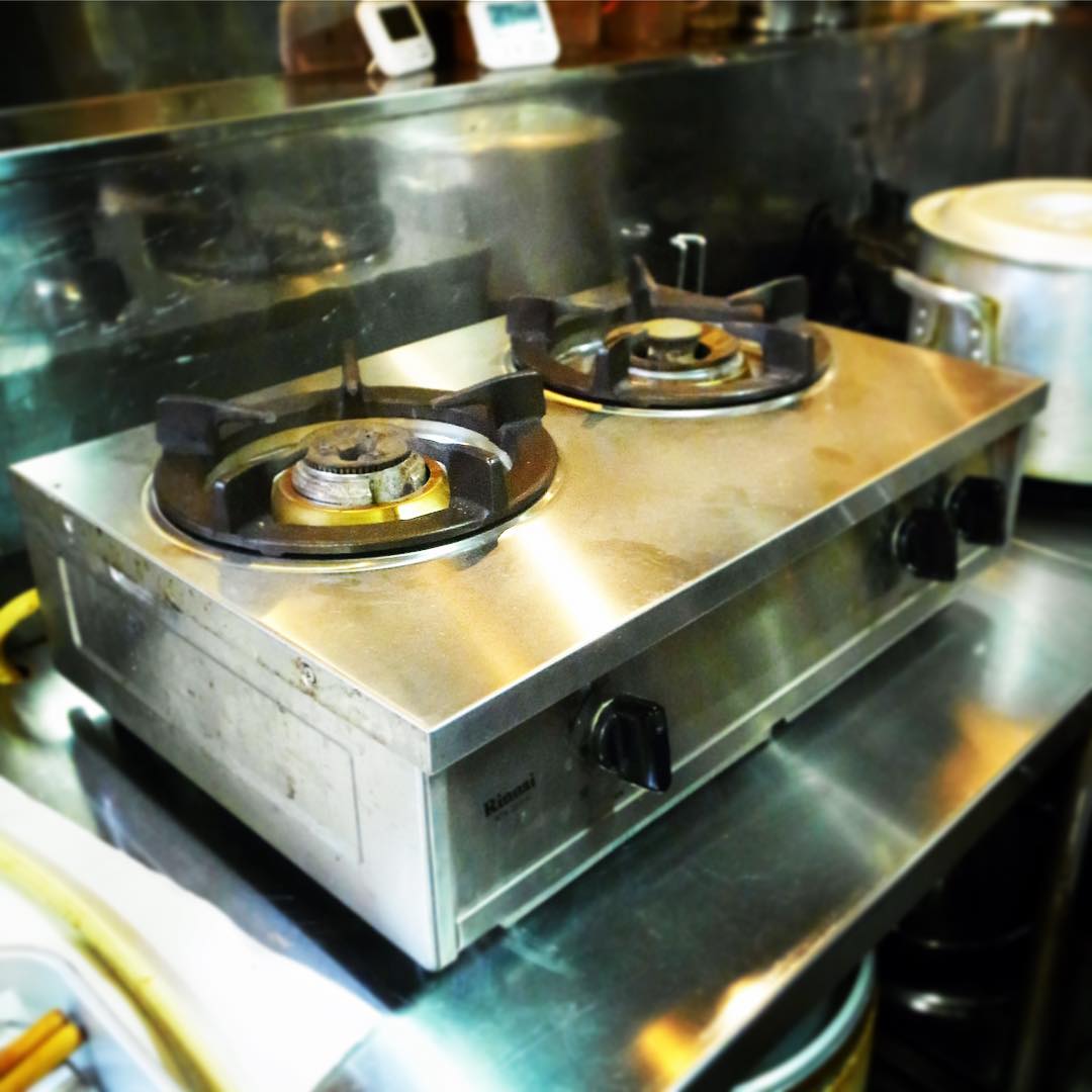 さて、昨日定休日は休日出勤、ワタクシ確定申告の準備で、店長ミヤザキはホールスタッフにっしーんちにデッドストックしてあったうちとおんなじガスコンロを譲ってもらって掃除からの据え付け完了！ワタクシドモ夫婦がそもそも使ってた先代に代わって今日から第二の人生、すでにすっかりフル稼働です！サンクス！（お）