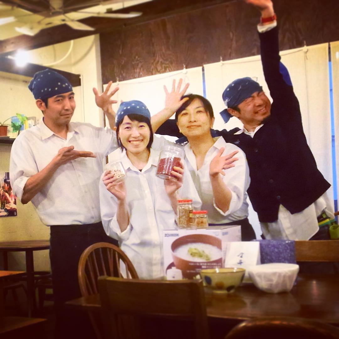 ご報告！本日、誕生日&入籍をいたしました沼田です。名前は変わりますが、通称ぬまっちで、今後ともよろしくお願いします！店長&おかやんからは、おかゆメーカーと、お洒落なペアどんぶりを、なべさんからは、美味しそうな和菓子をいただきました。お祝いの気持ちが本当に嬉しかったです・・・ありがとうございます！目指せおかゆマスター︎（ぬ）