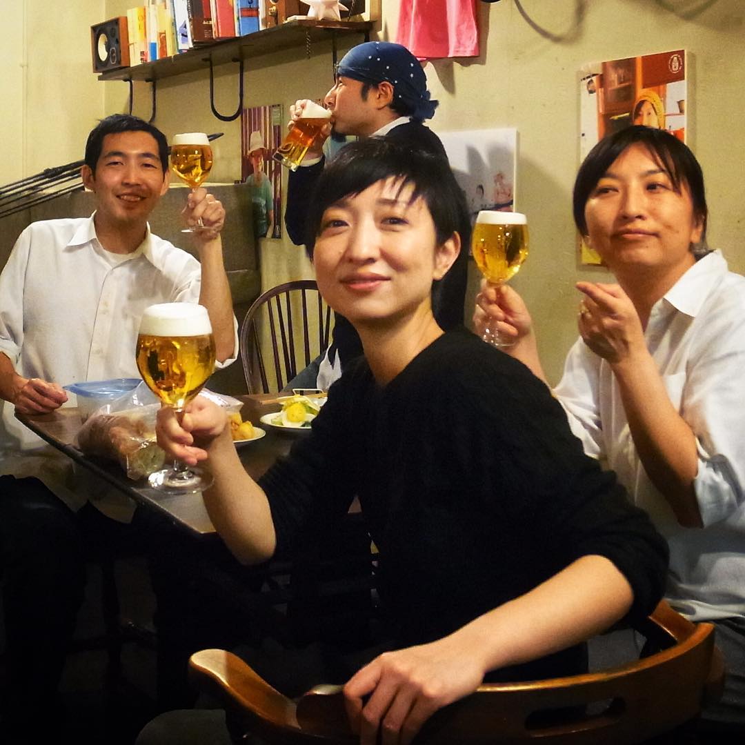 あー、なんだかんだで土曜の夜も仕事上がり、助っ人のキメちゃんをお迎えしてカンパイ！と、明日の日曜と定休日の月曜と当店月イチ連休をいただきます！あぁ、年末年始休業以来の連休、うわーい！とか言いつついただきます！（笑）よろしくお願いしますね〜！（お）