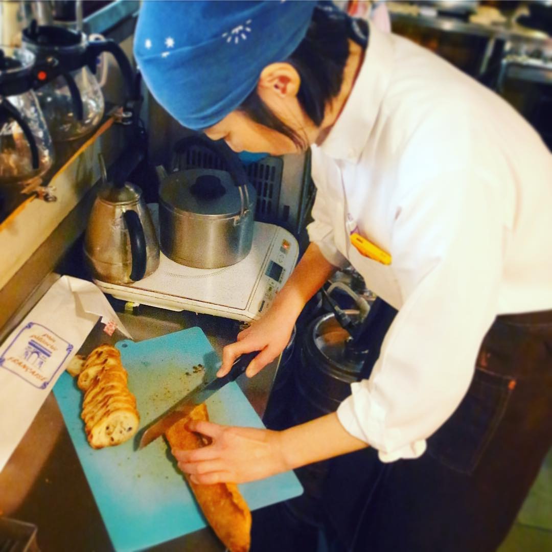 あー、なんでこんなにお昼はヒマかねぇと（苦笑）、ホール係はにっしー、パン切り修行に勤しむ金曜日です、あー、やれやれ（お）