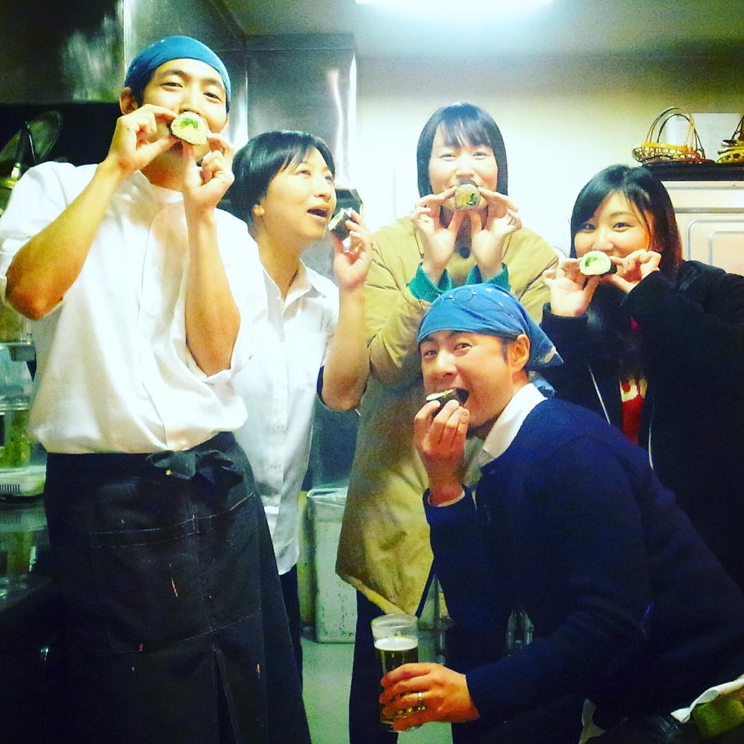 あー、ありがとう恵方巻！と、みなさんご予約ご来店と、金曜日というのもあって大いに盛り上がった節分の夜…ひとつだけ余った恵方巻をみんなでいただくうれしさよ！ありがとう！（お）