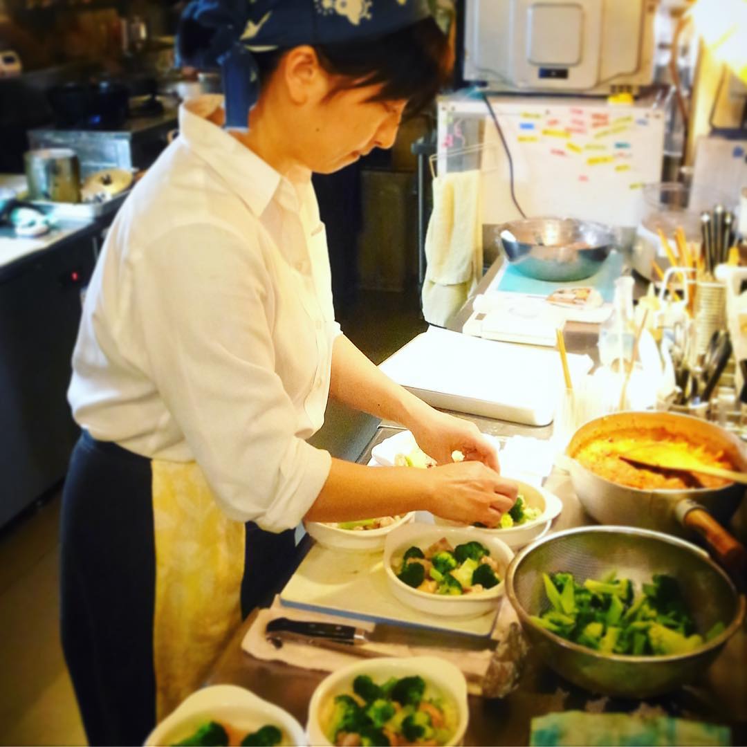 午後はちらほら雪も降り続きましたね、いや、やっぱりさすが寒いですなと…店長ミヤザキ、久しぶりにあつあつグラタン仕込中！あー、なんのグラタンなのかしら〜っ！（笑）（お）