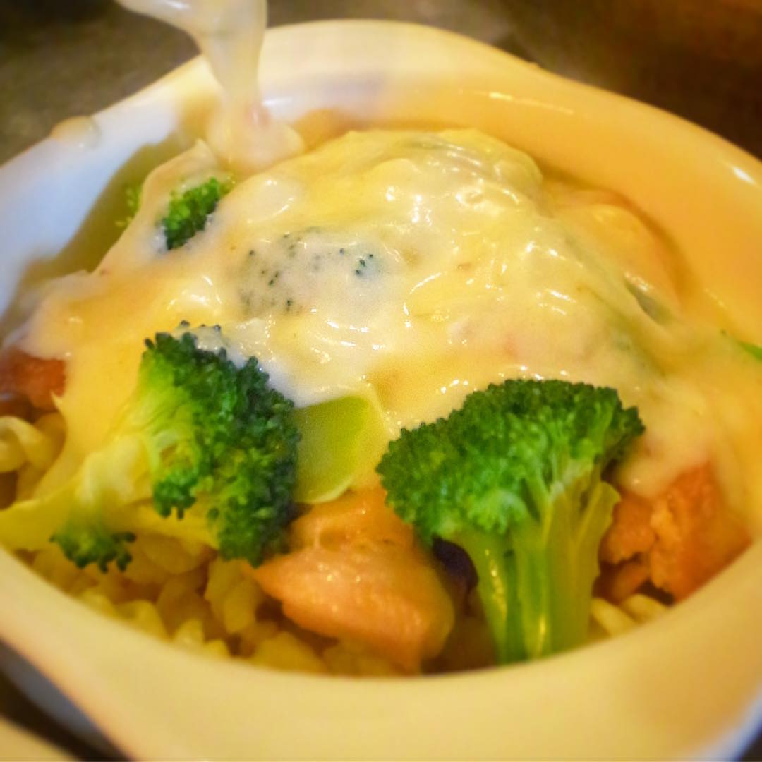 昨夜もやっぱり大人気！はあつあつ「チキンとブロッコリのマカロニグラタン」！今日もしっかり準備オッケー！みなさんのご注文を待つばかり！ぜひ！（お）