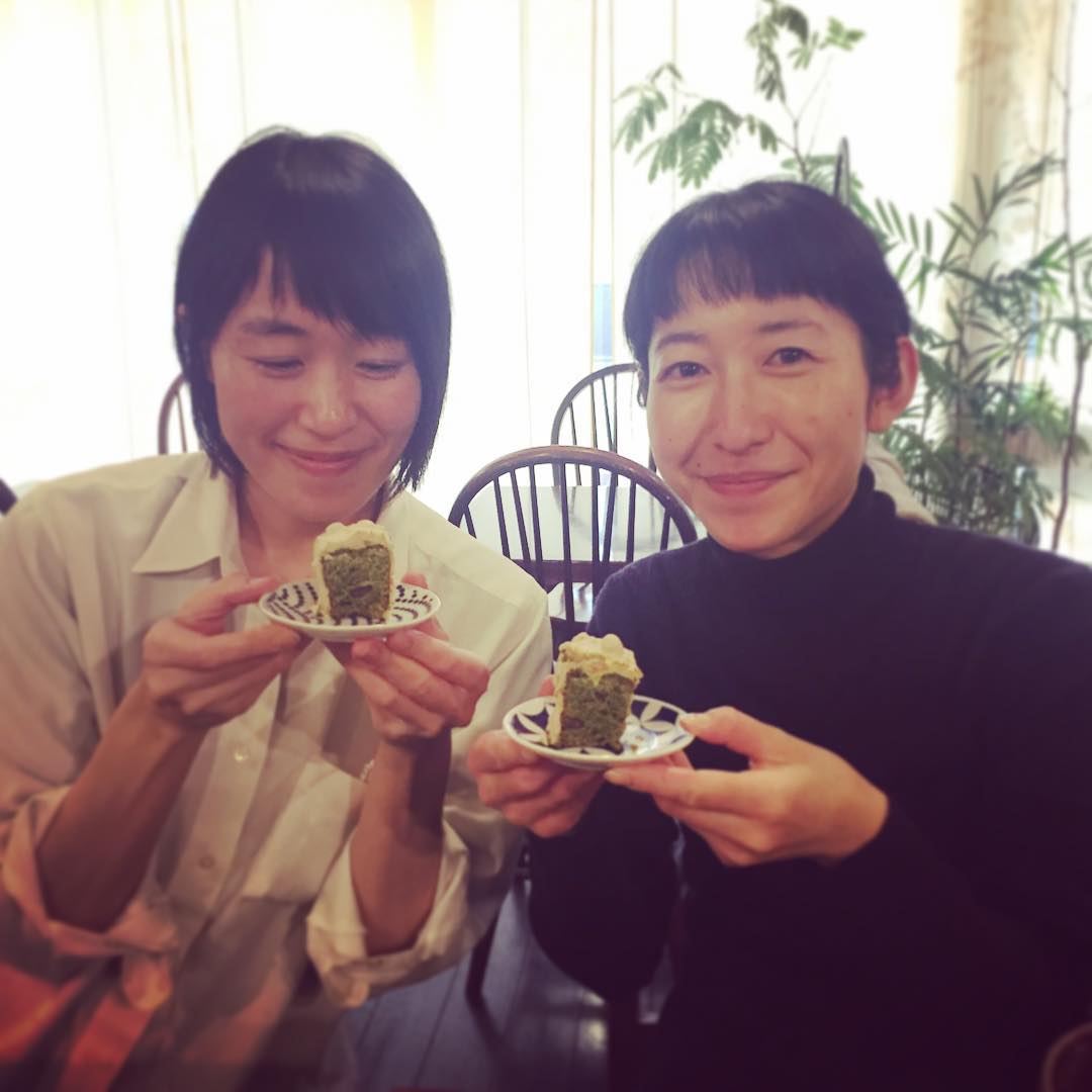 はーい、昨日に引き続き、バレンタインを楽しみ中のリトスタ！ バレンタイン売り場を巡るのが趣味の男子スタッフナベさんが、皆さんで〜と差し入れてくれましたよー、シェ・シバタのホワイトチョコレートと抹茶のケーキ！柚子やらナッツやら色々入ってゴージャス！ありがとうね、ナベさん。
そして大の抹茶好き、ホールスタッフ南ちゃんがインフルエンザから本日、生還しました！みなみ、生きてまーす！
まだリトスタ的にはフォンダンショコラやってます。食べとかないと、人生損しちゃうかもー！（麻）