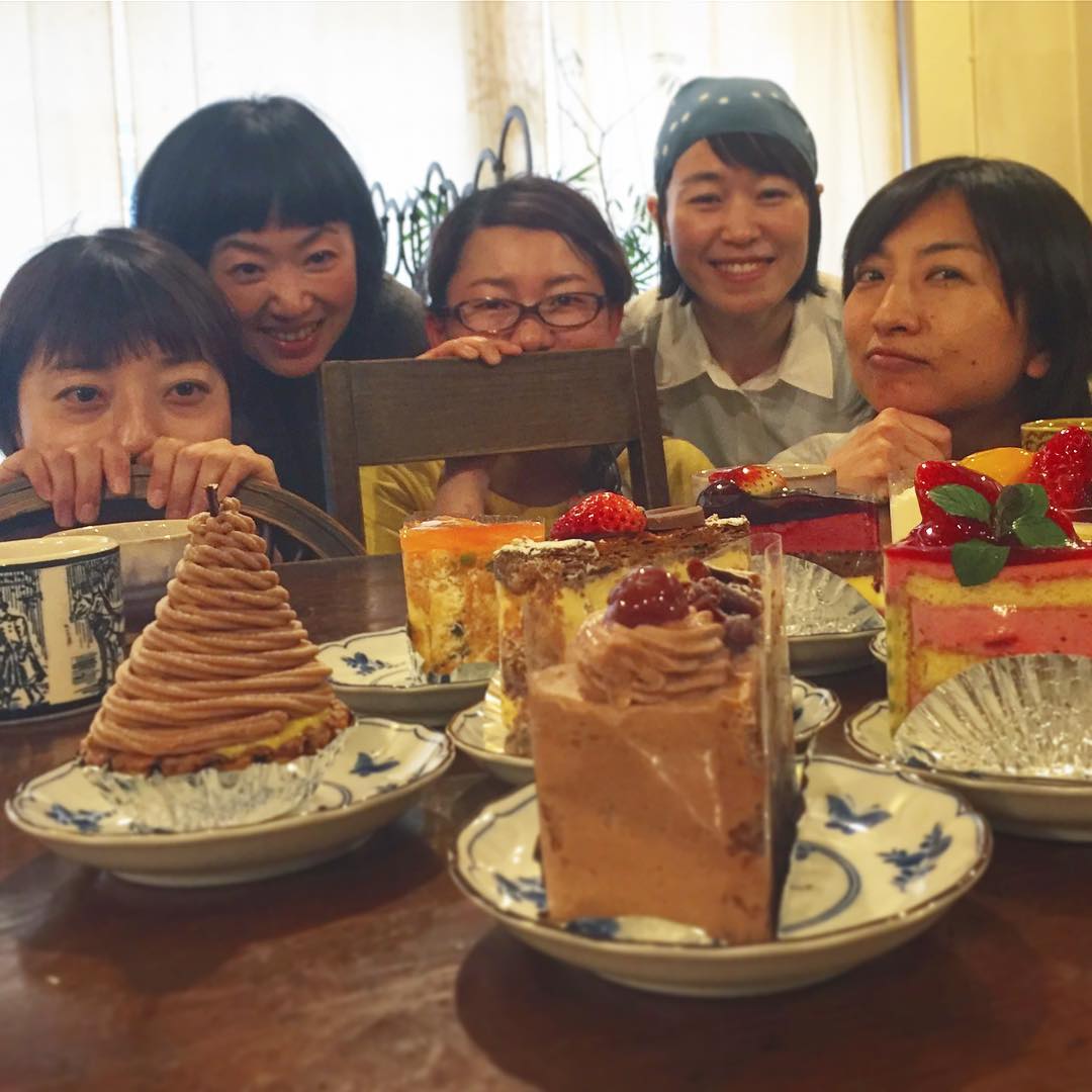 そういえば、今日はホワイトデーでしたね！okayanがみなさんでと、レヴェのケーキを差し入れてくれましたよ！女子はウキウキで選んでます。ありがたくいただきまーす！
リトスタのホワイトデーケーキ、メレンゲレモンタルトも絶品ですのでお忘れなく！（麻）