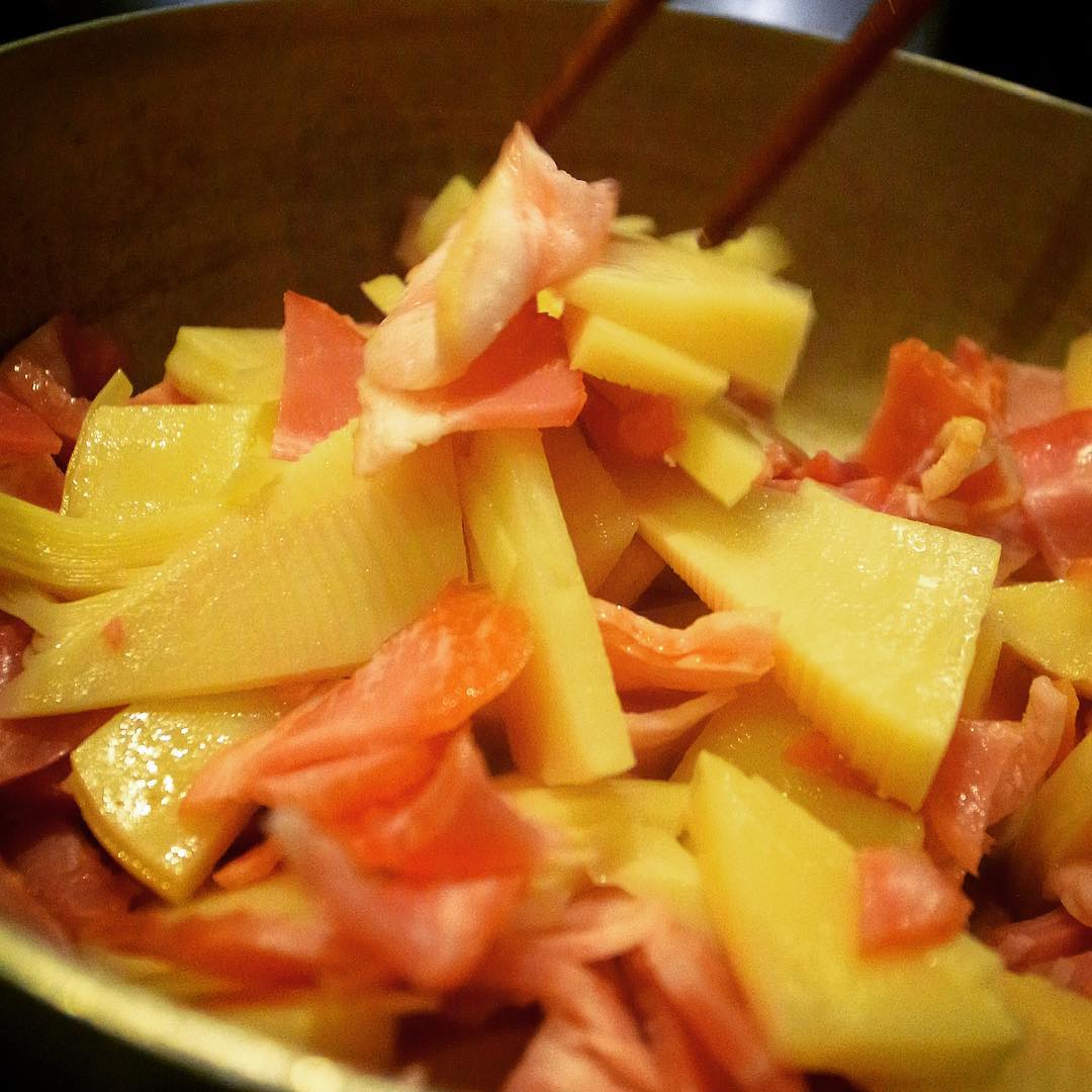 さてと当店今夜はこの春初たけのこ！…って毎年恒例の大人気メニューではないんですが、えぇ、まずはベーコンといっしょにざくざく炒めてしまいます！（すでにこの時点でおいしそう！…笑）（お）