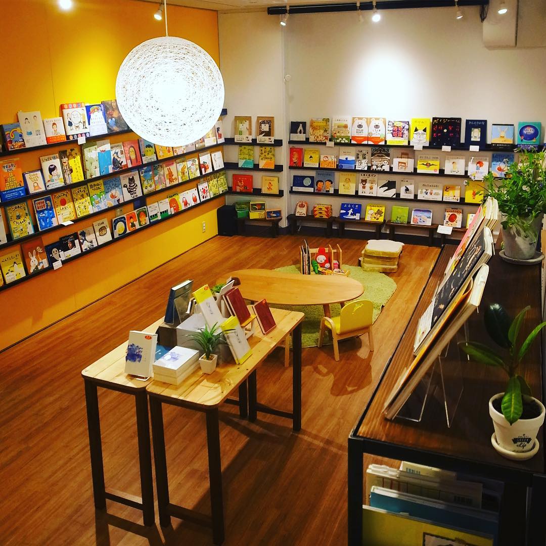 さてと水曜日はワタクシまほろば珈琲さんに豆を取りに行ったついでに、今月開店のよもぎBOOKSさんにお邪魔して来ました！…ってそもそも長年のお客さん、ちょっと企みも相談しつつ（笑）、これからも仲よくお願いしますね〜！（お）