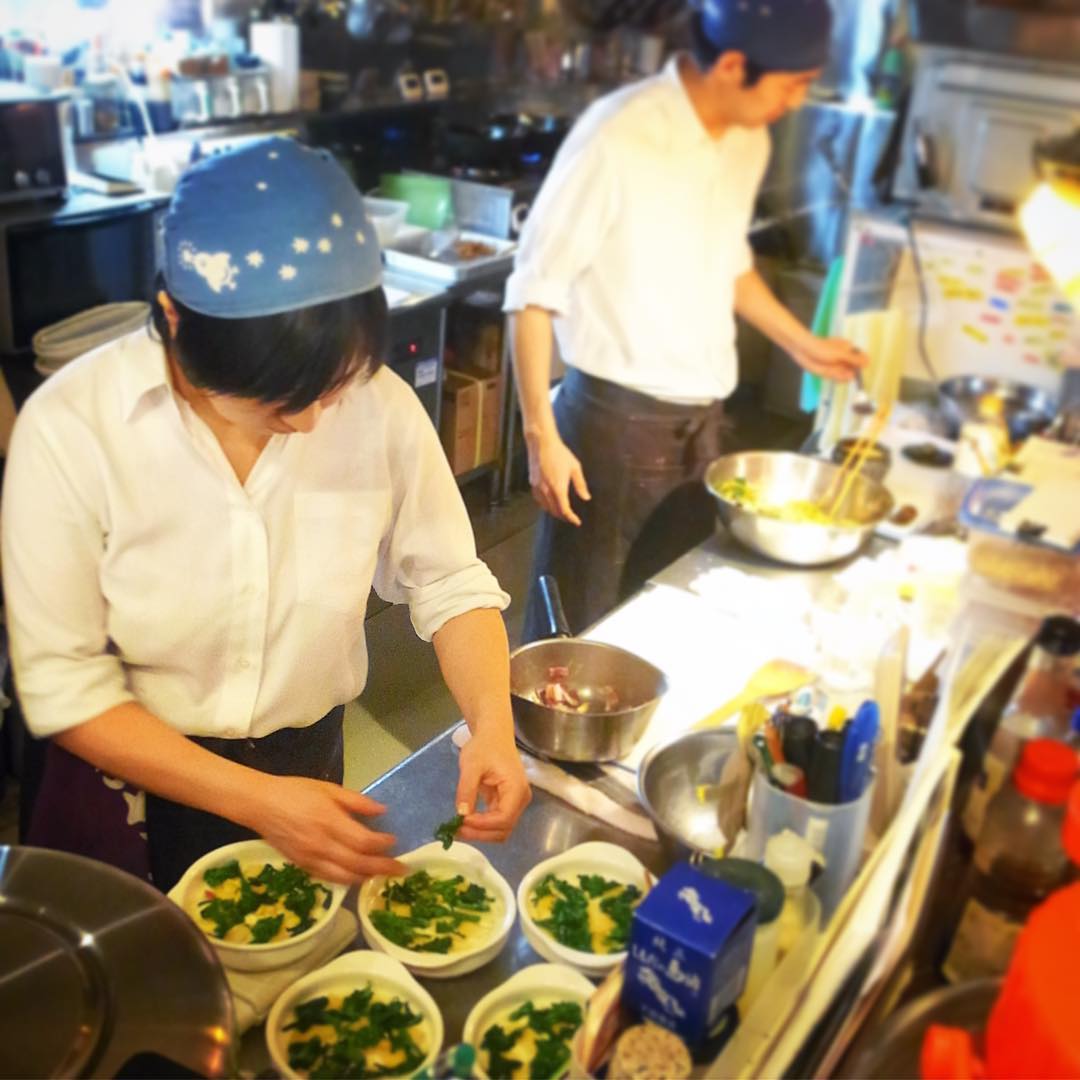 そして店長ミヤザキ、今夜も「たけのこと菜の花、ベーコンのグラタン」仕込みに余念なし！昨夜ほいほい出てしまったのでうれしい追加でありますよ！（お）