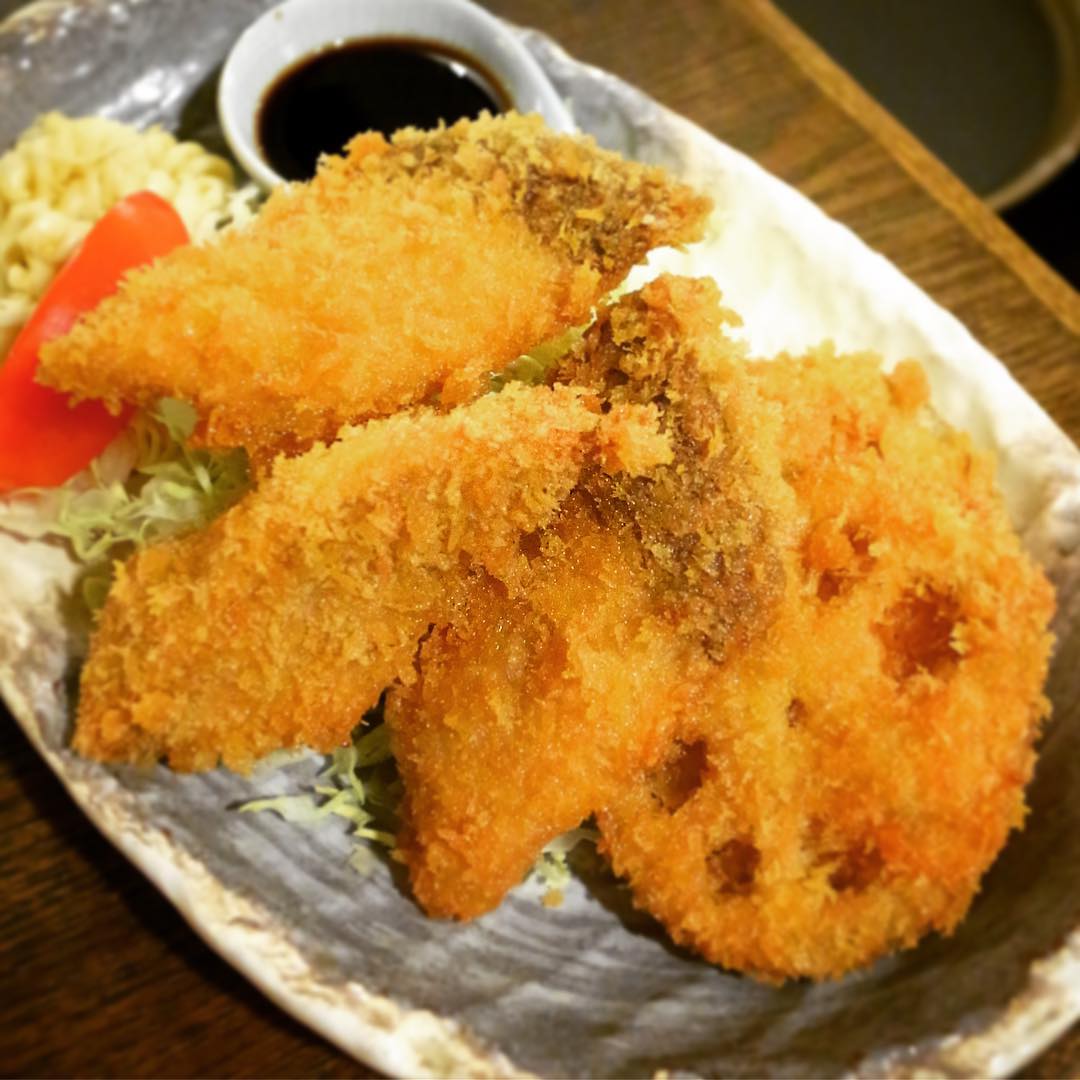 さらに昨夜登場は新メニュー！「ブリとれんこんのフライ」！いや、ブリの旨味、フライになってもまた旨し！シャキシャキのれんこんのとあわせてウスターソースでさくさくどうぞ！ビールがススム〜っ！（笑）（お）