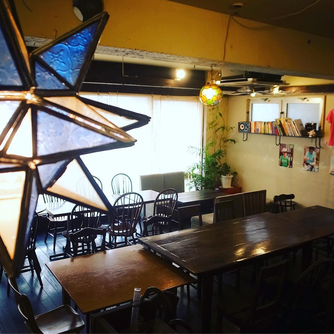 さてと土曜日ランチ営業も終わって当店今夜は貸切御礼！通常営業はおしまいであります…と、今夜のご宴会は26名様、着席でということで、ソファのお席も合わせて二島でご用意しております…こんな感じもイケますよ！貸切！よろしければぜひ〜（笑）（お）