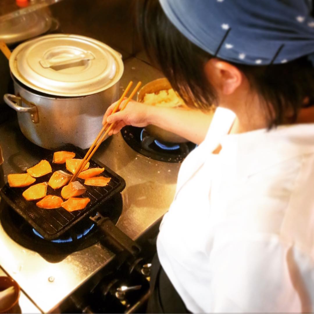 さてとお出かけ日和の春の三連休初日…店長ミヤザキじゅうっと焼いているのはもちろん鮭！久しぶりに今夜はやさしい出汁のお味は「鮭とれんこん、きのこの焼きびたし」登場ですよ！さらに助っ人ホール係はきめちゃん！お楽しみに〜（笑）（お）