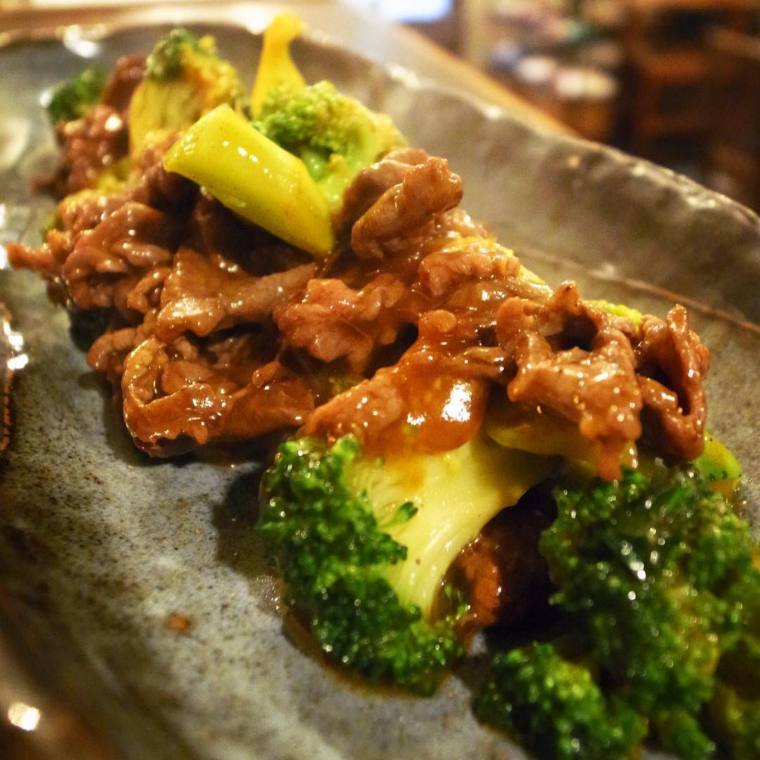 さてと今夜登場は久しぶりのこのメニュー！「牛肉とブロッコリーのオイスターソース炒め」！こってり旨味満点！で白飯にもまさにうってつけ！（笑）（お）