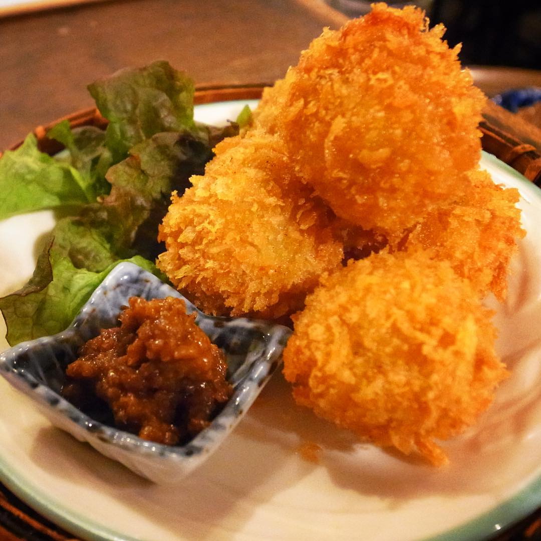 という訳でワタクシ弟が地元から持って来てくれたふきのとうはからり揚げたて！ころころかわいいサイズの春のコロッケになりました！自家製ふきみそもちょいと添えて！まだまだ今夜間に合いますよ！（笑）（お）