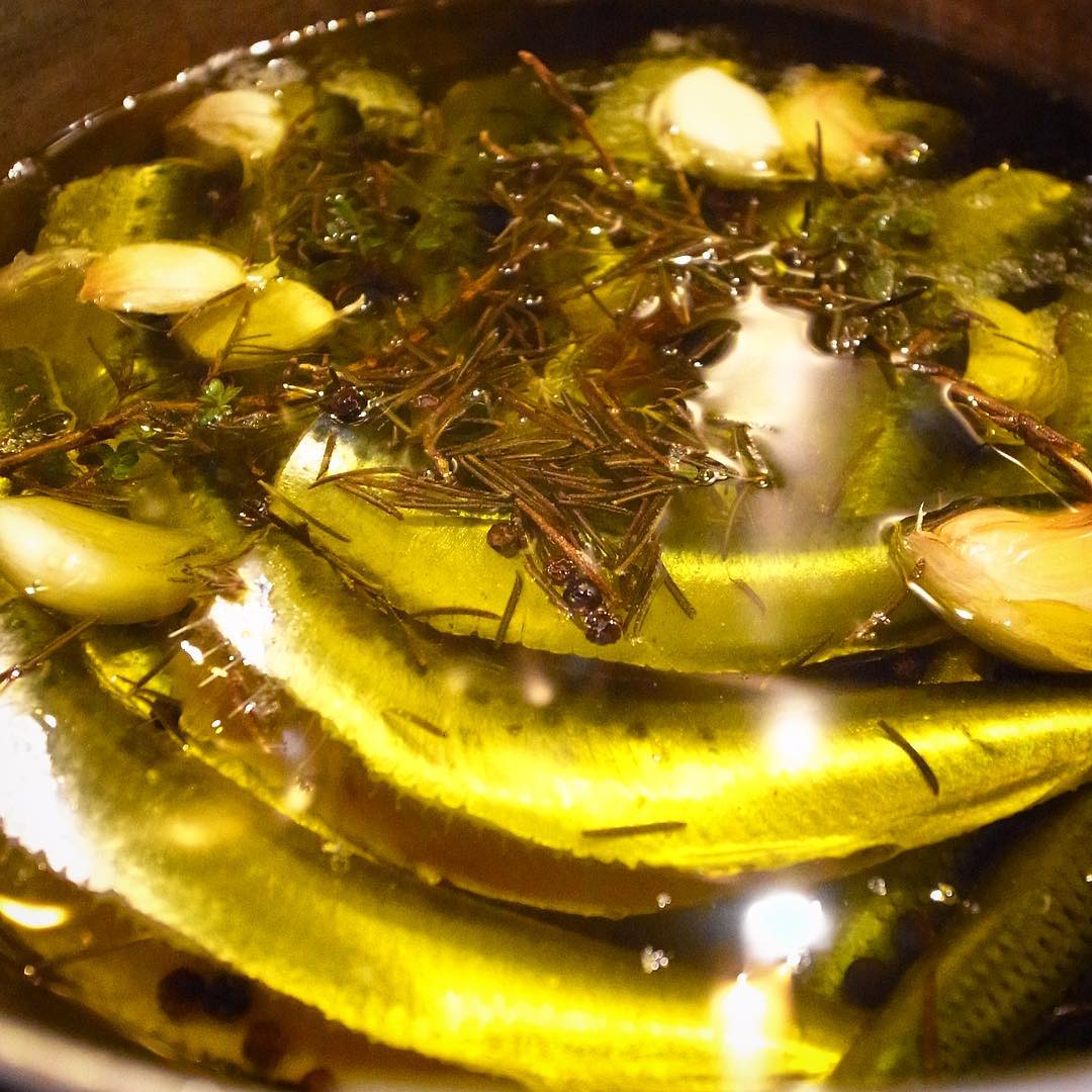 あぁ、オリーブオイルの黄金色！ハーブといっしょにぴかぴかいわしと新じゃがを低温でじっくりことこと煮込んで旨味満点のコンフィ！今夜登場！ぜひ！（お）