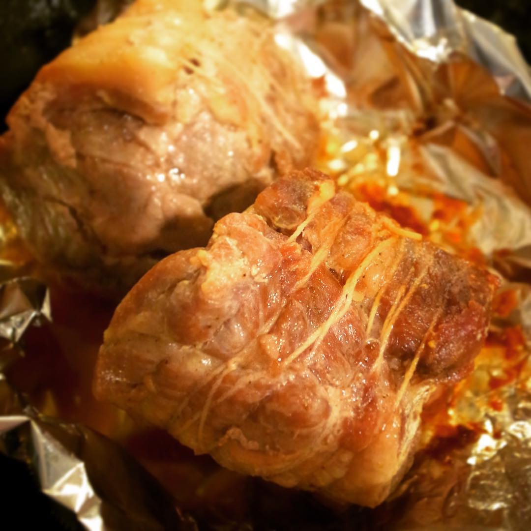 さて、先週の新メニューは「ローストポーク・梅酒マリネ」はもちろん今週もかたまりお肉をじゅうっと焼いてメニューイン！思いがけず和風でさっぱりですよ！ぜひ！（お）