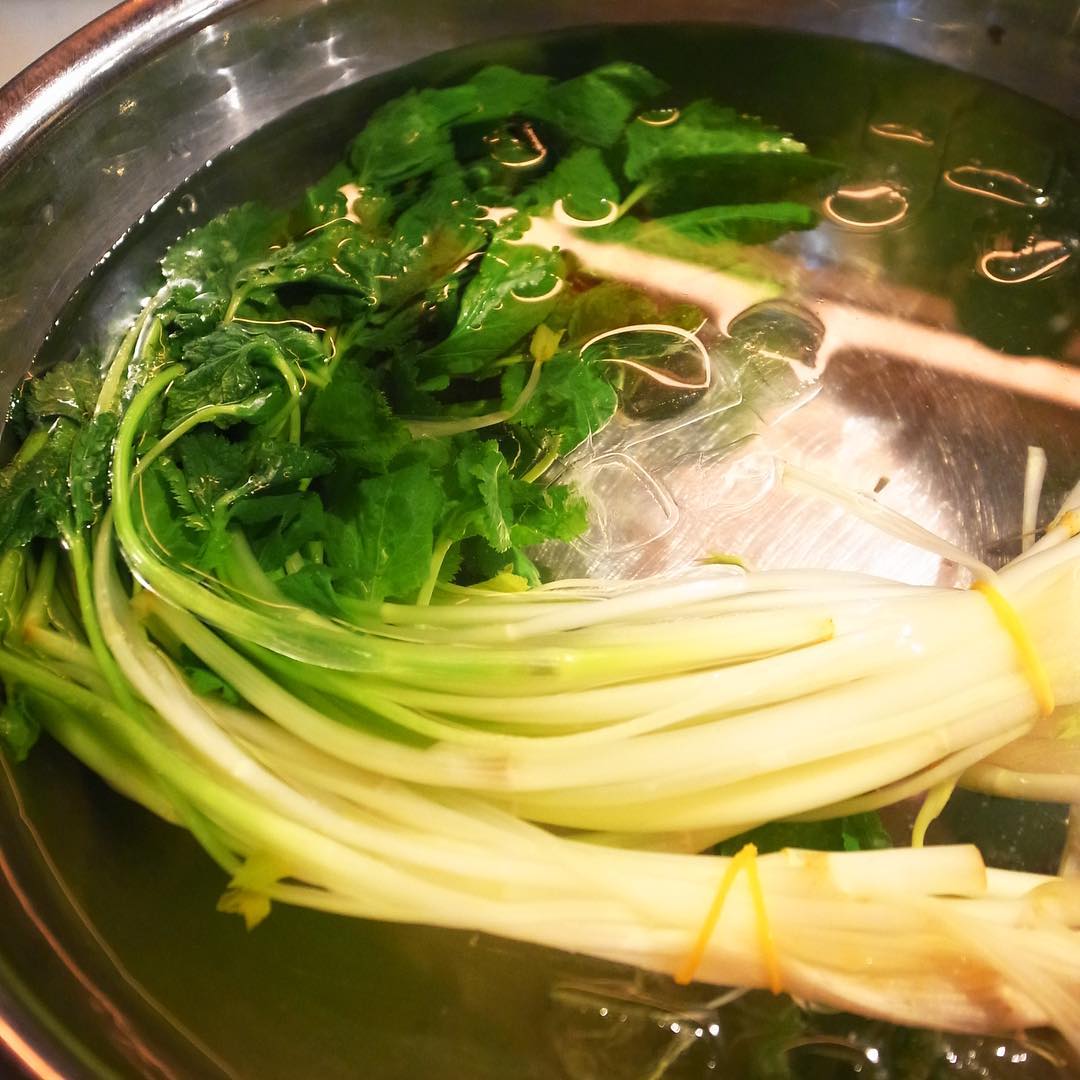 さっと茹でして氷水にとった根三ツ葉の美しさ…今夜は白菜と蒸し鶏といっしょにおかずナムルになりますよ！地味なメニューですが、ごはんにお酒にこれが旨い！ぜひ！（お）