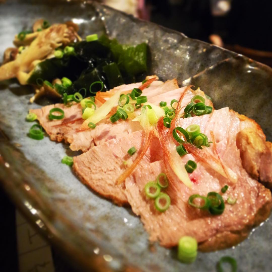 さて日曜の夜！今夜のおススメ前菜は昨日の新メニュー！「ローストポーク・梅酒マリネ」！いや、しっかり旨味のローストポークは自家製梅酒を使ったさっぱり和風のマリネ！きのことわかめといっしょにどうぞ！（お）