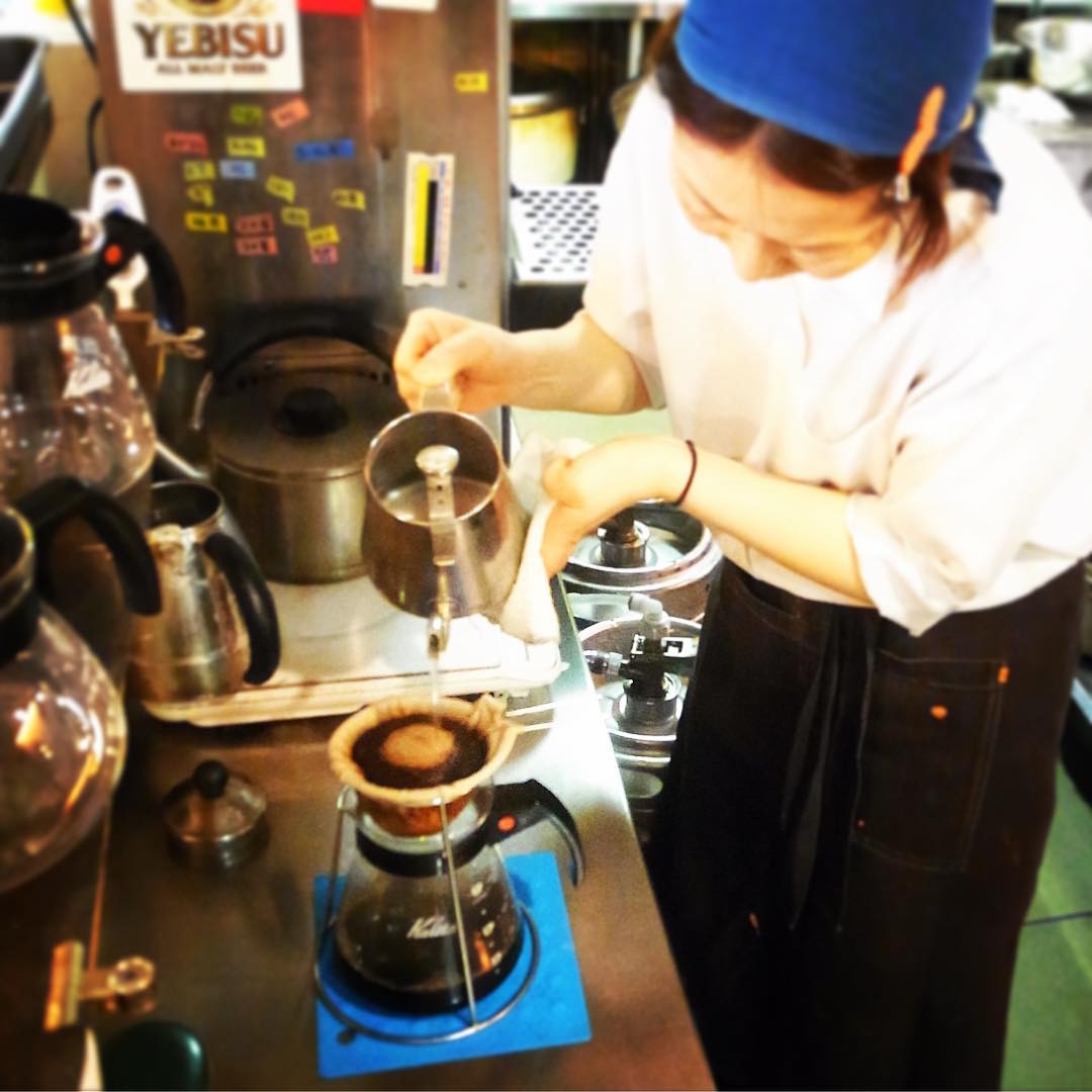 先日来コーヒー修行に励んでおりました新スタッフの井上さん！いよいよ本日コーヒーデビュー！と開店前に五人前淹れてもらってます！（お）