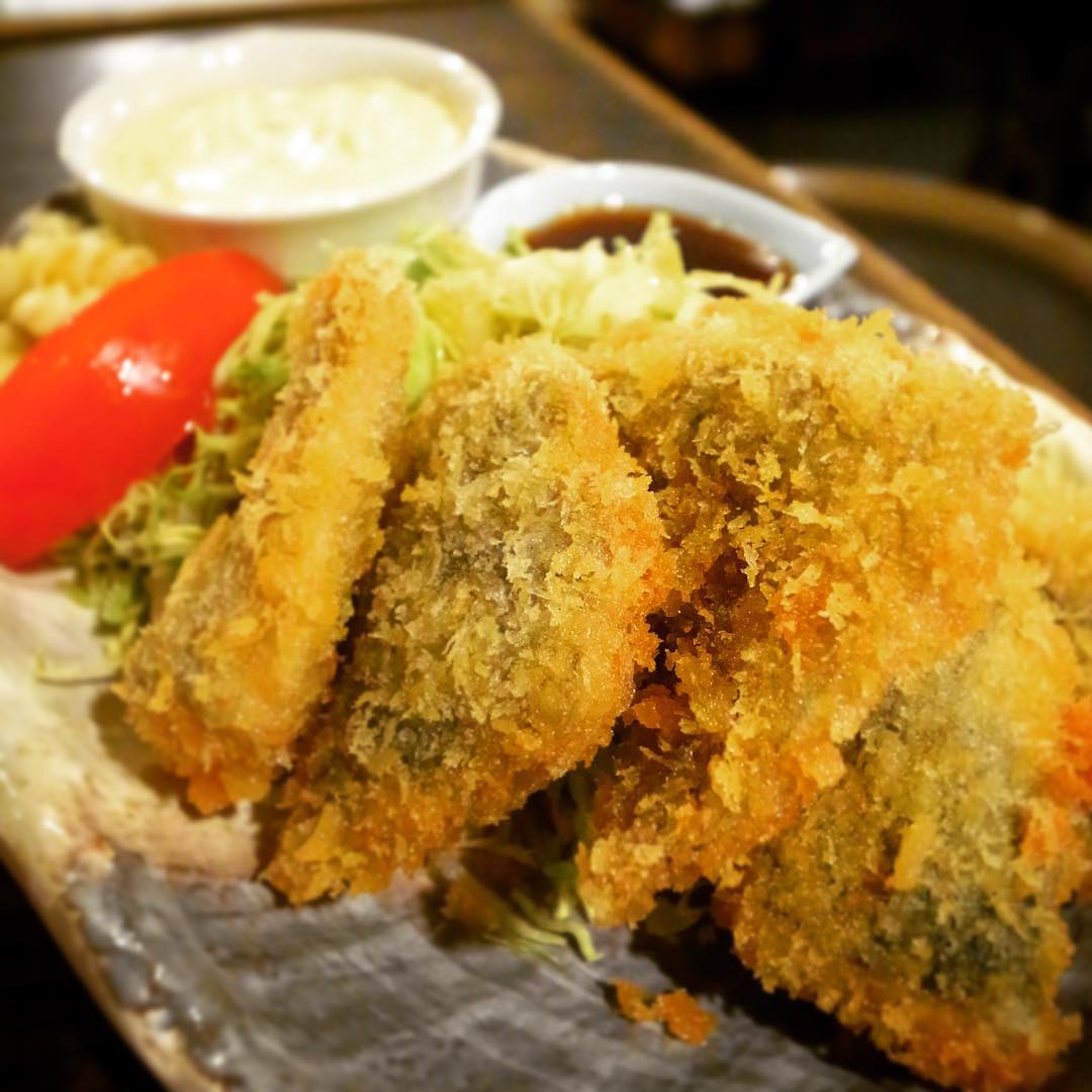 あー、しかし雨降り水曜の夜、今夜のおススメは「アジフライ（タルタルソース添え）」！いや、さっくり三枚におろしたアジ、からり揚げたてシンプルなアジフライ！おいしさ説明いらず！とんかつソースと自家製タルタルソース、余すとこなくどうぞ！（お）