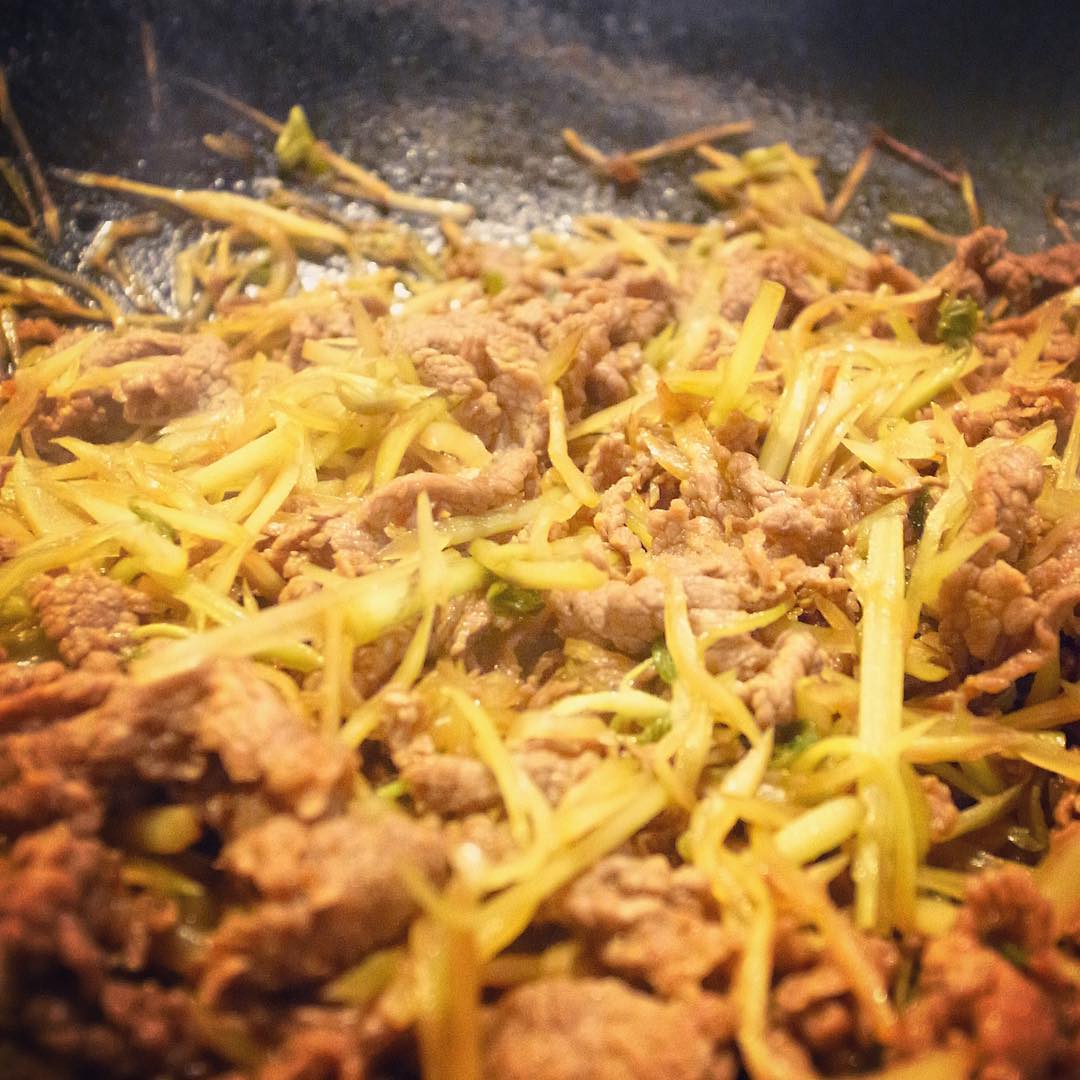 午後ナベさんがざくざく中華鍋を煽って作ってたのは「山うどと牛肉の炒り煮」！いや、なんだかんだ牛肉の炒り煮シリーズの中では一番おいしいよね！山うどのさわやかな香りがたまりません！ごはんにお酒にぜひ！（お）