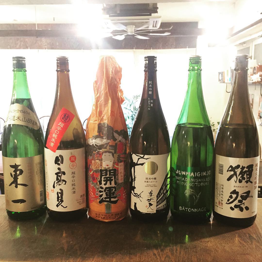 山菜やら新じゃがやら、春の食材登場にともなって、日本酒も春らしくなっております。華やかな獺祭、秋から熟成させて旨口になった三井の寿バドナージュ、しっかりシャープな美丈夫、穏やかな旨味の開運、辛口でも旨口の日高見、そして安定の丸みのある旨さ東一！どれをとっても春の肴に持ってこい！ぜひ召し上がれ〜！（麻）