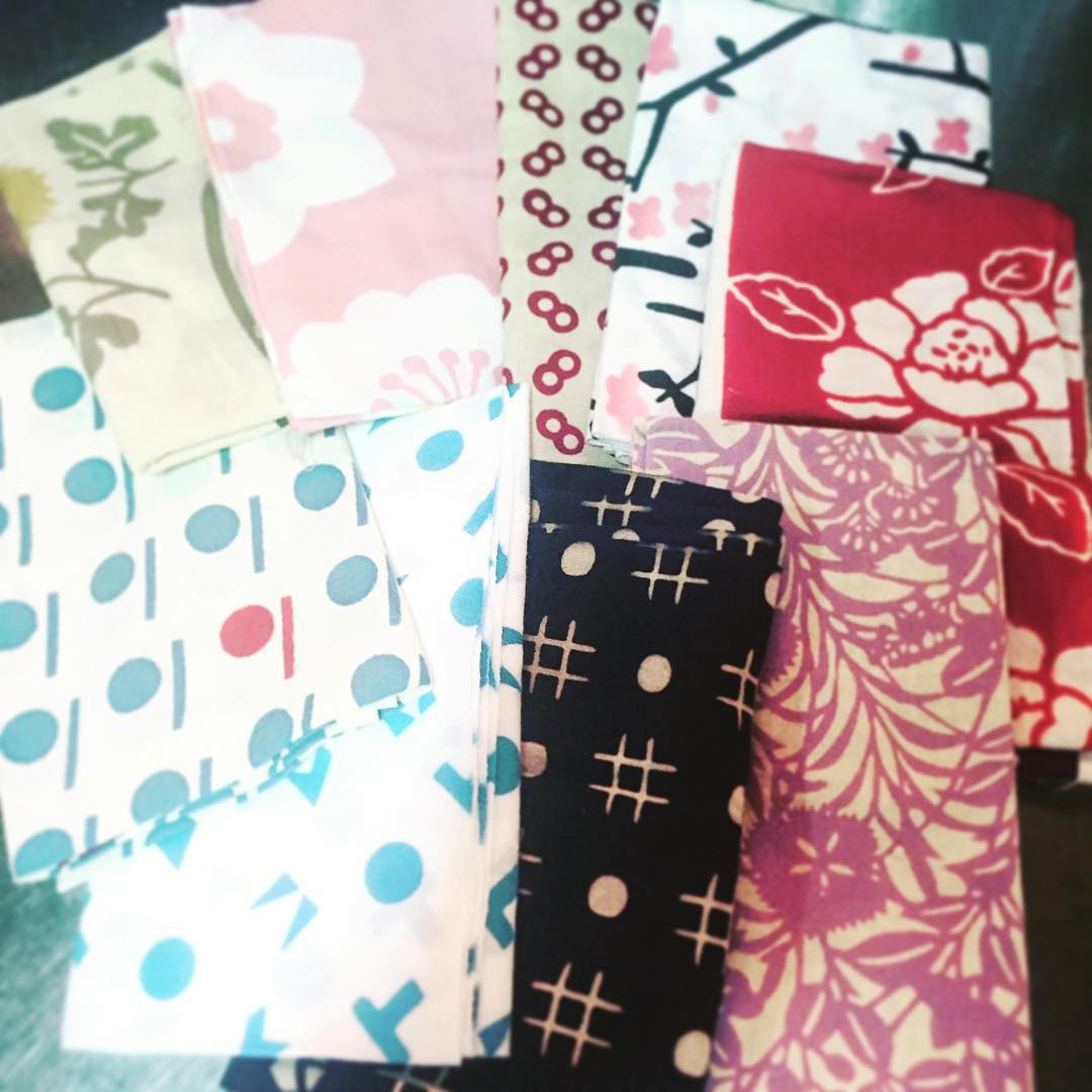 助っ人キメちゃんのお友達で某有名手ぬぐい屋さんにお勤めのお客さまが、自宅の引越しに伴う断捨離にて、手ぬぐいを寄付して下さいました〜！これから争奪戦が行われる予定です。ありがとうございます！（麻）