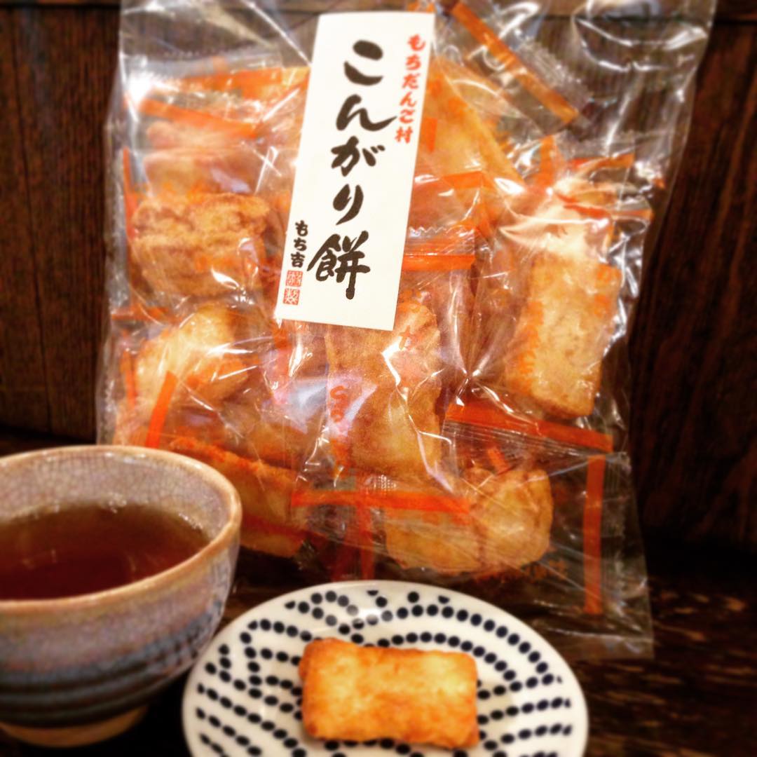 お馴染みのお客様さまよりいただきました。リトスタはまかないばかりでなくておやつも美味しいです。
香ばしくて軽い食感、ほんのり甘くて家なら止まらなりそうなおかき。ごちそうさまです、ありがとうございました。(うめ)