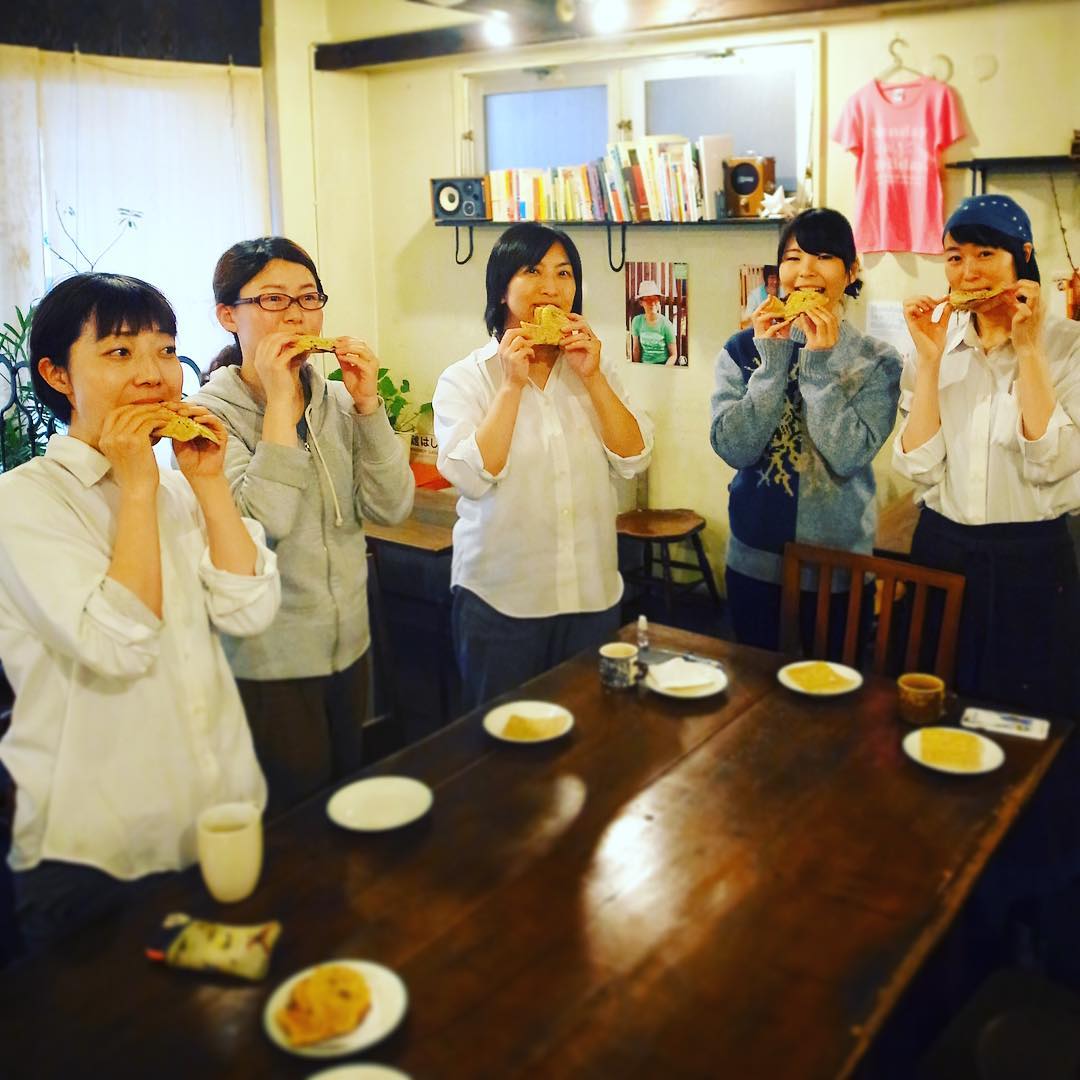 雨の日曜日はまずまず忙しかったランチも終わり賄いあとのお茶タイム、おなじみのお客さんの差し入れは吉祥寺「そら」さんの鯛焼き！ひとつひとつ焼いた「天然モノ」なんだそうですよ！もっちりおいしい！（お）