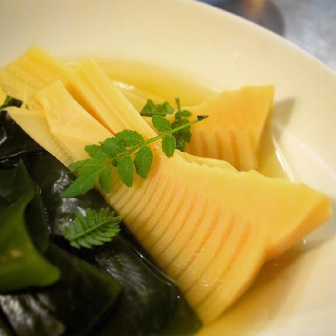 ということで今季初登場！はさっくりやさしいお味は「若竹煮」！三陸産の若芽に旬のたけのこのおいしさ！山椒の木の芽がもちろんアクセント！山の幸と海の幸…春のお味ですな〜！（お）
