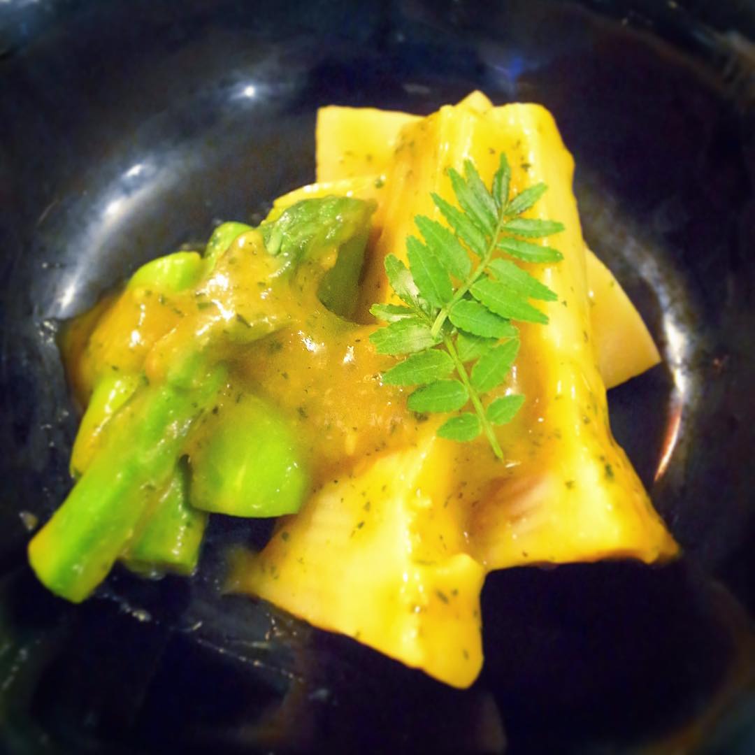 ってなわけで今夜のおススメ！今季初登場は「アスパラとたけのこの木の芽あえ」！いよいよたけのこも最盛期！ぷりぷりアスパラと合わせたら、うちから摘んで来た山椒の木の芽にやさしいお味の西京味噌、しっとり濃厚な木の芽あえですよ〜！（お）