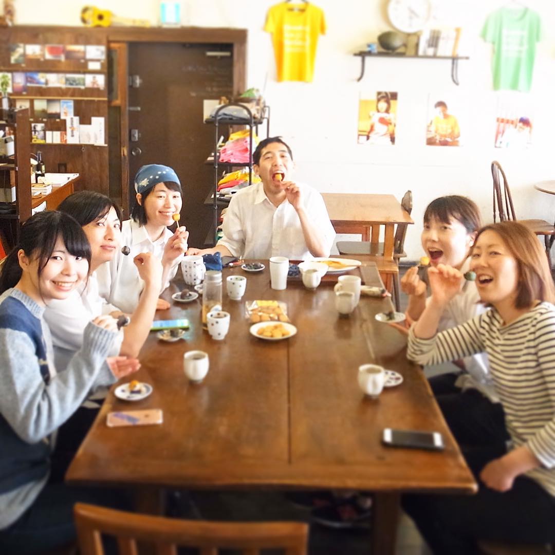 あぁ忙しかったね！いいお天気は日曜日のランチ！と、家族でご来店は元スタッフのはまちゃん、差し入れてくれたお団子をみんなでいただく賄いあとのコーヒーブレイクもまたうれし（笑）（お）