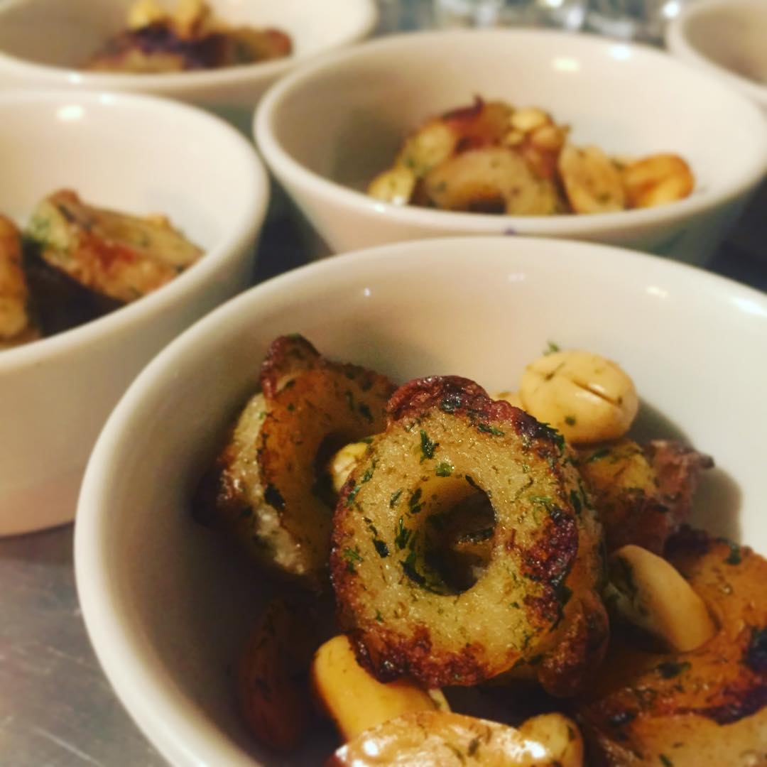 こんなに愉快なお通しを作ったのに、お客さんが来ないと勿体無いなあ。ちくわとピーナッツのソース炒め！（麻）