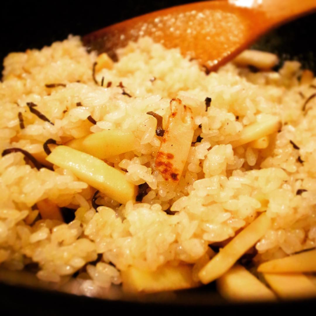そしてこれが出来たてほやほやのたけのこチャーハン！…まだ中華鍋の中！（笑）ワタクシもそろそろたべたい！たべさせて！！（苦笑）（お）