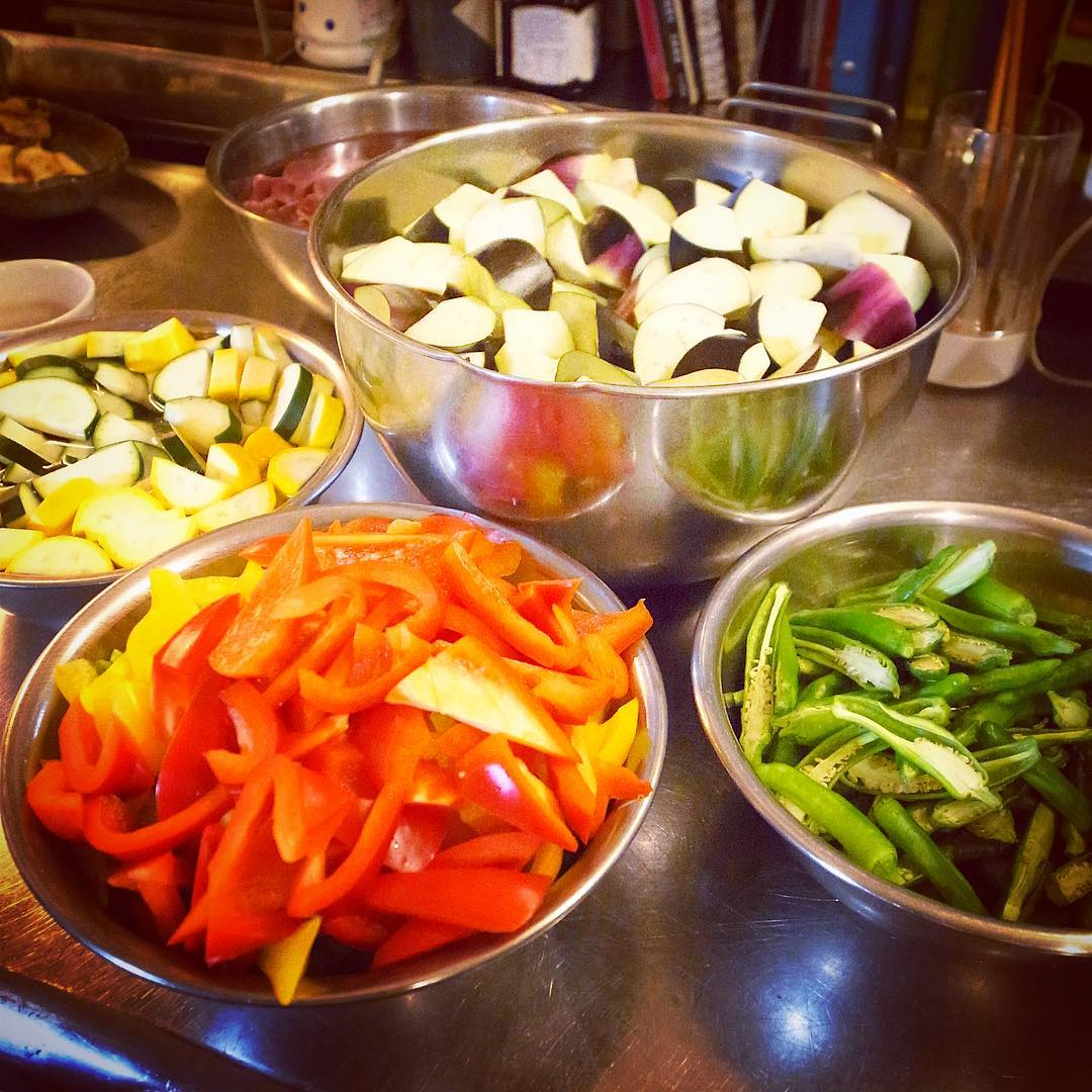 ざくざく色とりどりは夏野菜！ズッキーニにピーマン、パプリカ、茄子に獅子唐！ちょこちょこ気の利いたお惣菜になりますよ〜！（お）