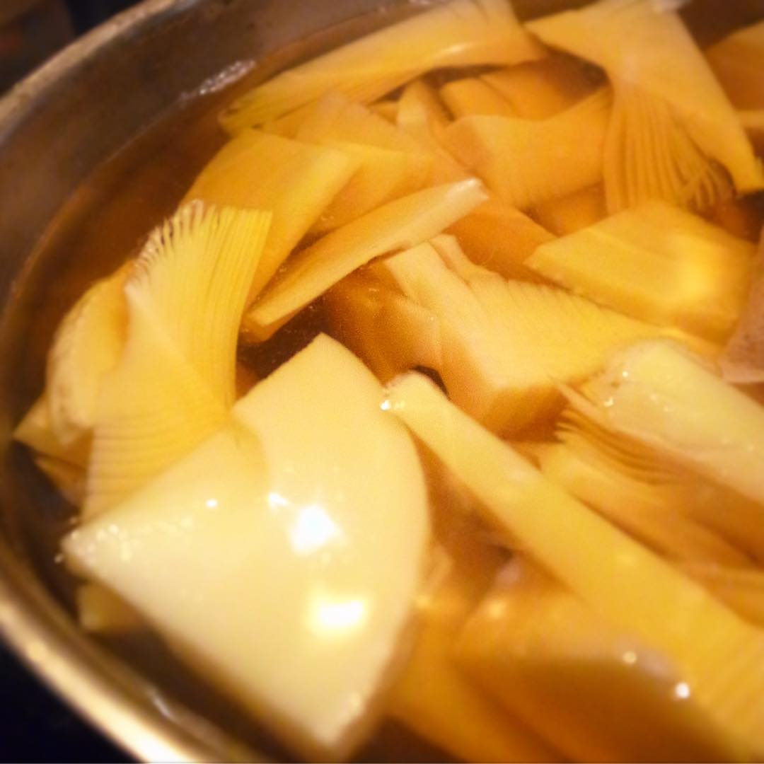 さてと今日もたけのこたっぷり出汁でさっくり煮て下味つけてますよ〜…たけのこチャーハンはもちろん、今夜は三陸産若芽といっしょに若竹煮もメニューイン！お見逃しなく！（お）