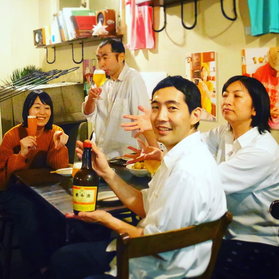 あー、日曜日の夜…なかなか賑やかで忙しくて幸せな夜でありましたと、おなじみレギュラースタッフでエイヤとがんばって、やっぱり仕事上がりはお疲れ様の乾杯ですよ！月曜日は定休日…みなさんとはまた火曜日にお目にかかります！でわ〜！（お）