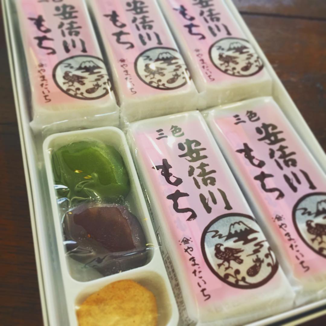 昔はご近所に住んでおられたご夫婦…静岡に引っ越されて数年…でも、お土産を持ってお店に来てくれました！可愛い娘さんもご一緒にご来店、嬉しかったです。ありがたくいただきます〜！（麻）