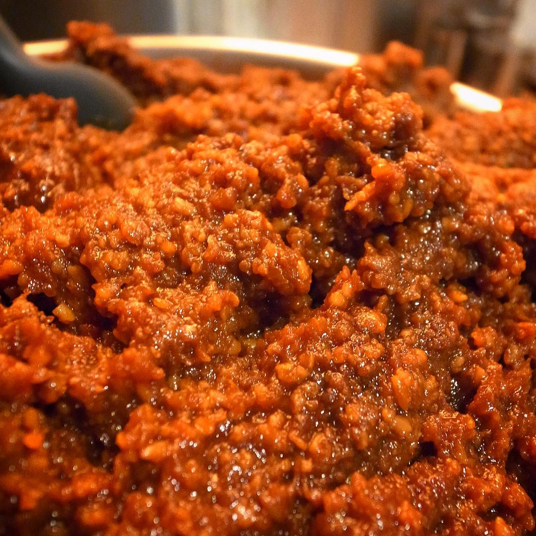 ワタクシokayanの地元は山口県の山間部、割れたお米を使って作ったお味噌を送ってもらっています！…ってこれがやっぱりふるさとのあじ、うちの手前味噌であります、ハイ（笑）（お）