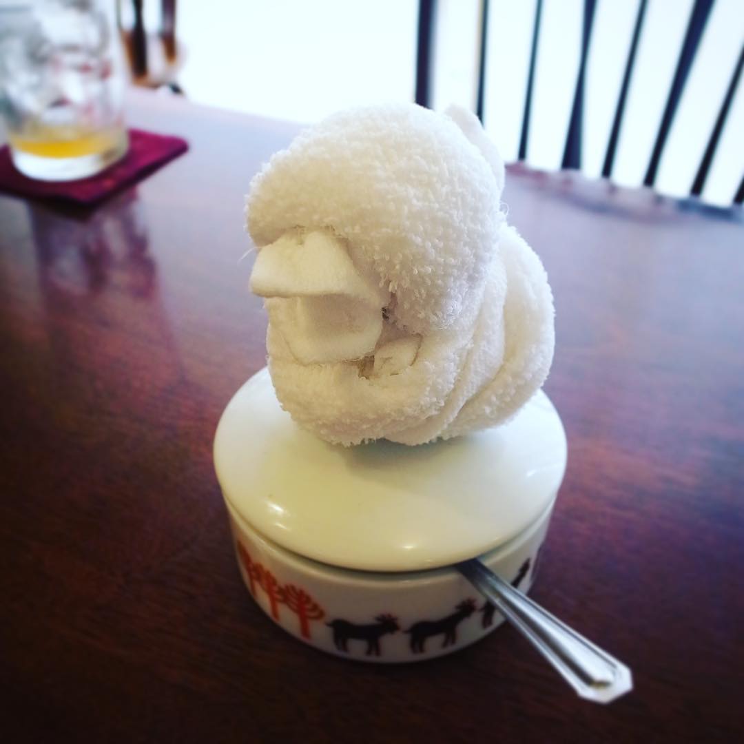 ランチにご来店のお客さんはお母さんと中学生くらいのお嬢さん…お腹もいっぱいになったので、鳥を作りました！とひょいとテーブルを見るとこのありさま（笑）。いやいやかわいい置きみやげありがとうございます（笑）（お）