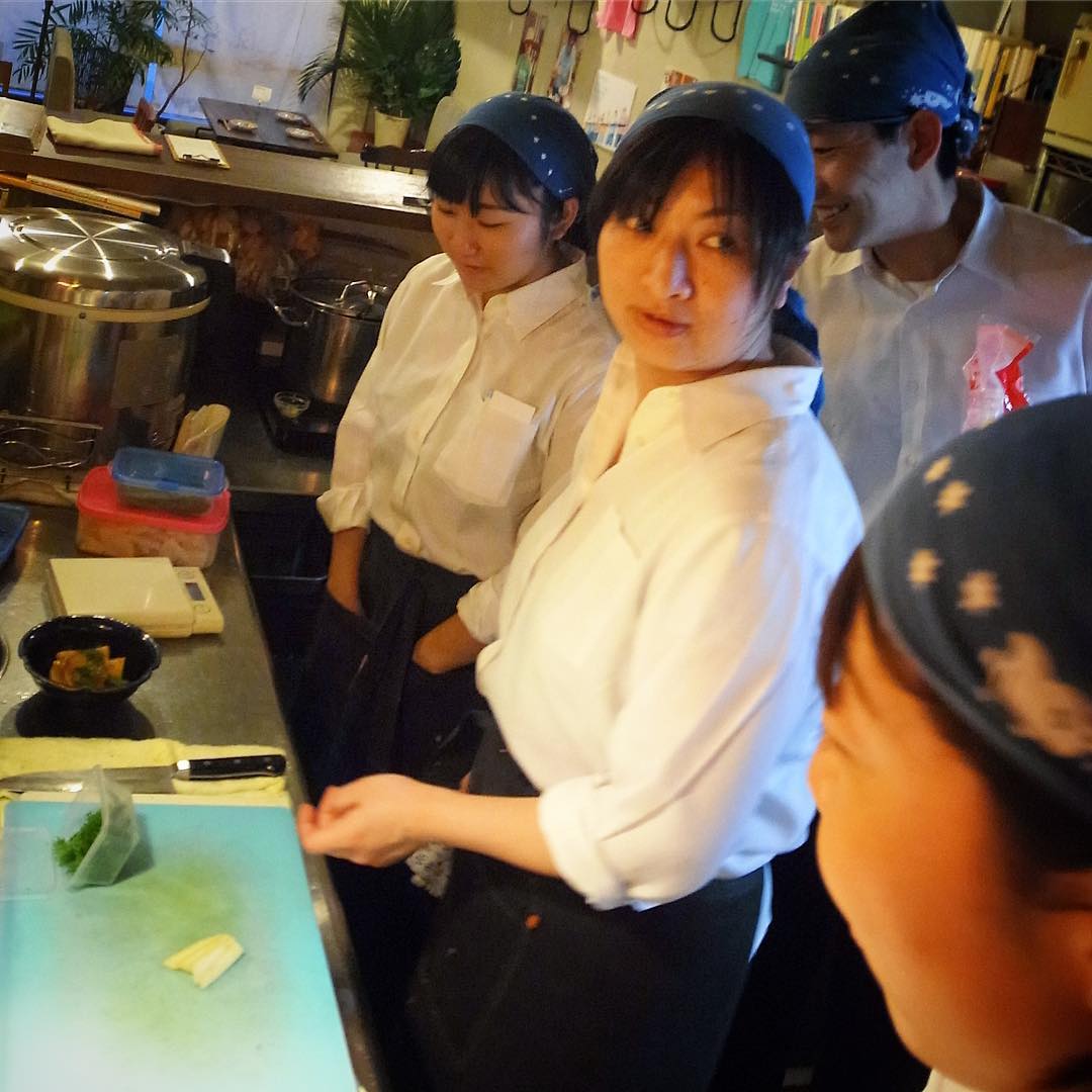 今季初登場は「アスパラとたけのこの木の芽あえ」にわくキッチンスタッフに今夜のホール係はやぎちゃん！（笑）（お）