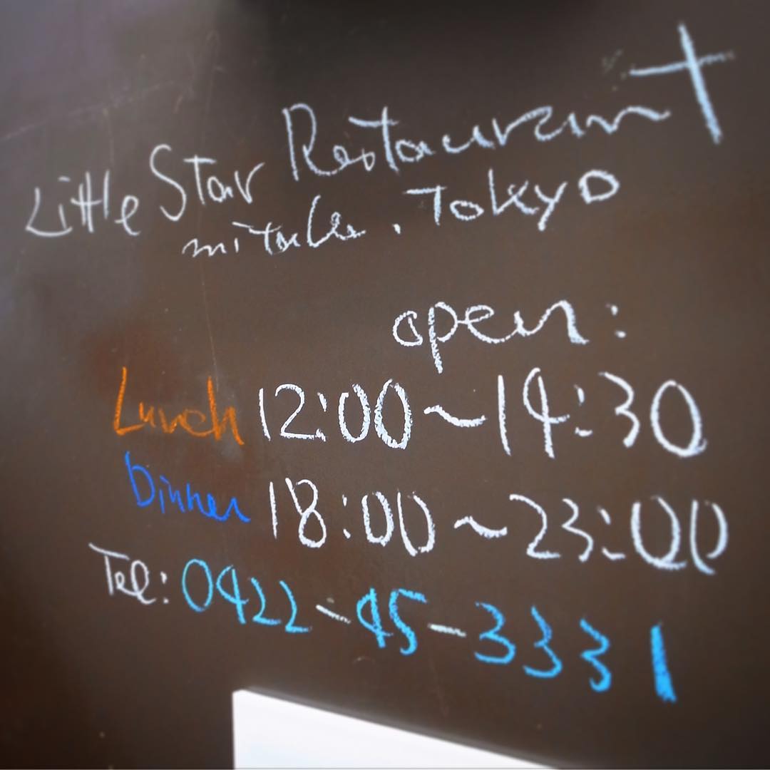 入り口扉にしゃしゃっと書いてみました、えぇ、今更お客さんに分かりやすいようにさ（苦笑）。お客さんが来てくれそなことはなんでもやってみる月間！（おそらくほんのりではあるけれど）（お）