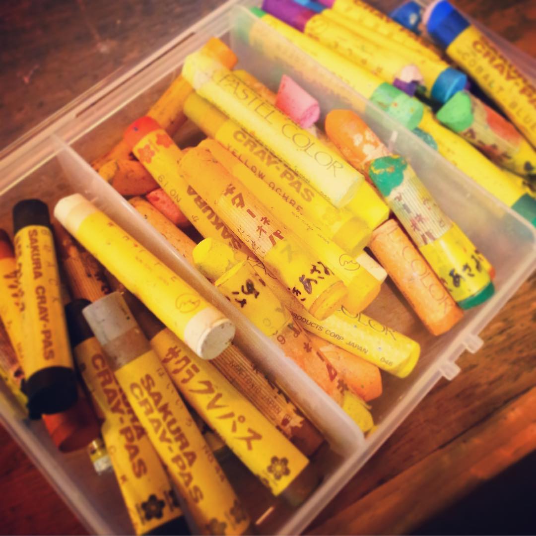 店長ミヤザキのこどもの頃からのクレヨンを持って来たのは…（お）