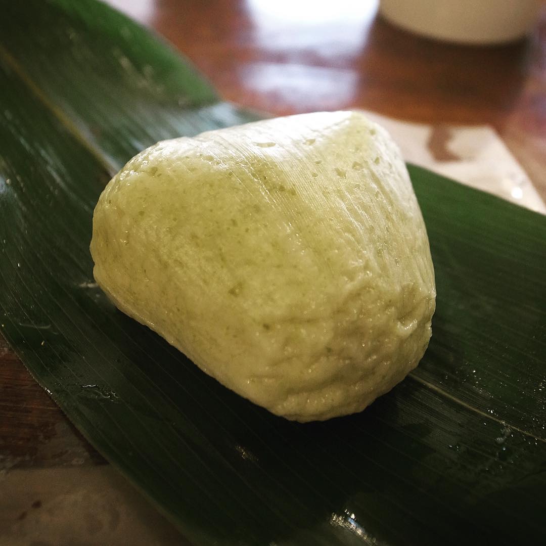 さてとみどりの日、今日の賄いあとのお茶請けはランチにご来店の元スタッフきめちゃんご両親の差し入れ、笹の葉に包まれた麩饅頭！あー、ひんやりやさしくおいしいです！ごちそう様です！（みんな大感謝！）（お）