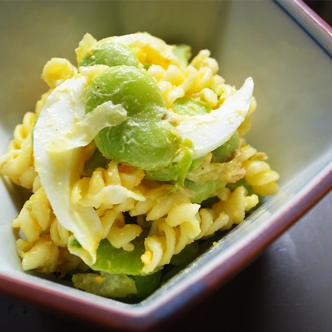 さてと昨夜初登場の小さなサラダは「そら豆とセロリのマカロニサラダ」！…って、どうせただのマカロニサラダなんでしょ？と侮るなかれ！旬のそら豆の風味と食感、セロリとヨーグルトのさわやかさ！初夏のおいしさいっぱいですよ！レッツトライです！（笑）（お）