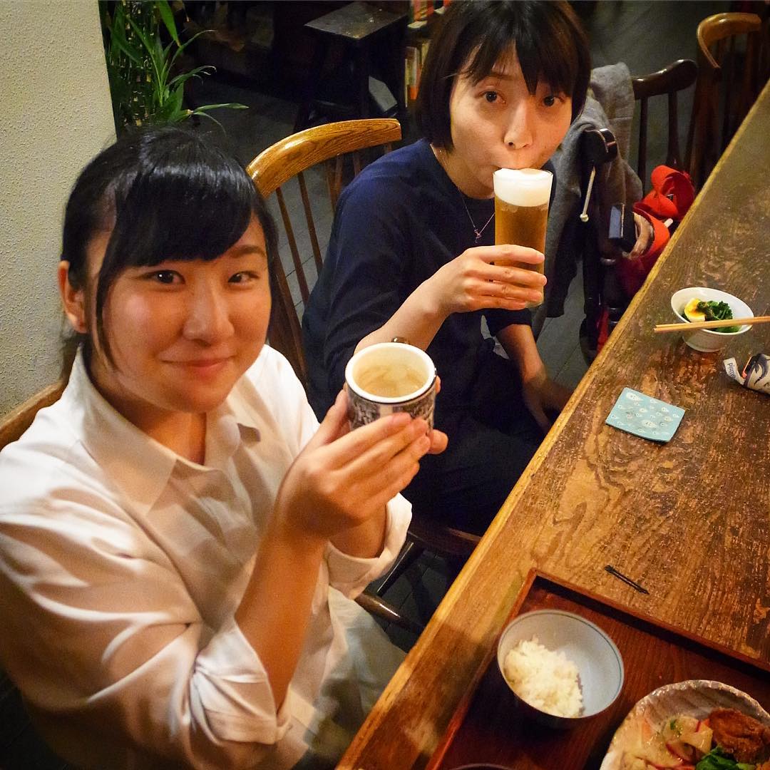 さてとベテランスタッフぬまっちの結婚式不在祭りはGW後半戦…本日初日はなかなか忙しかったですねと、ひと段落して賄いのやぎちゃんと仕事上がりのトミーが仲良くカウンターで実になかよし！（笑）（お）