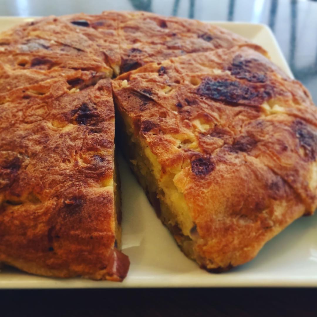 久々に、ケークサレを焼きましたよ。紅玉とチーズのケークサレ。夜のお通し、先着15名さま分です〜。15名さま、夜来てくれるかな？（麻）