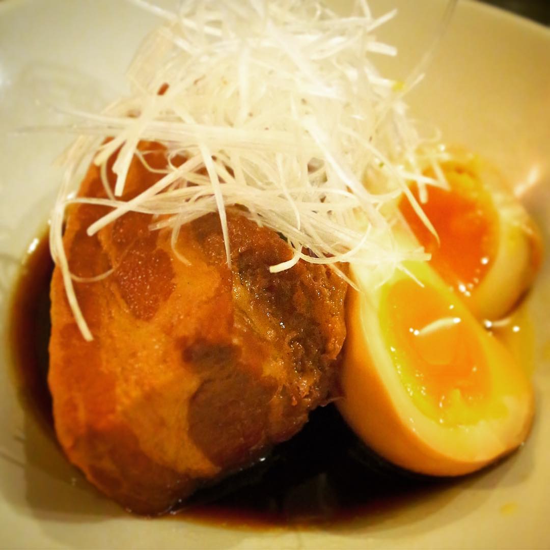 あー、昨夜から登場は去年までは定番メニューでした「豚の角煮」が半熟煮玉子を引き連れて帰って来たよ！しっかり肉の旨味にとろりと半熟煮玉子！もう売切必至？？（お）