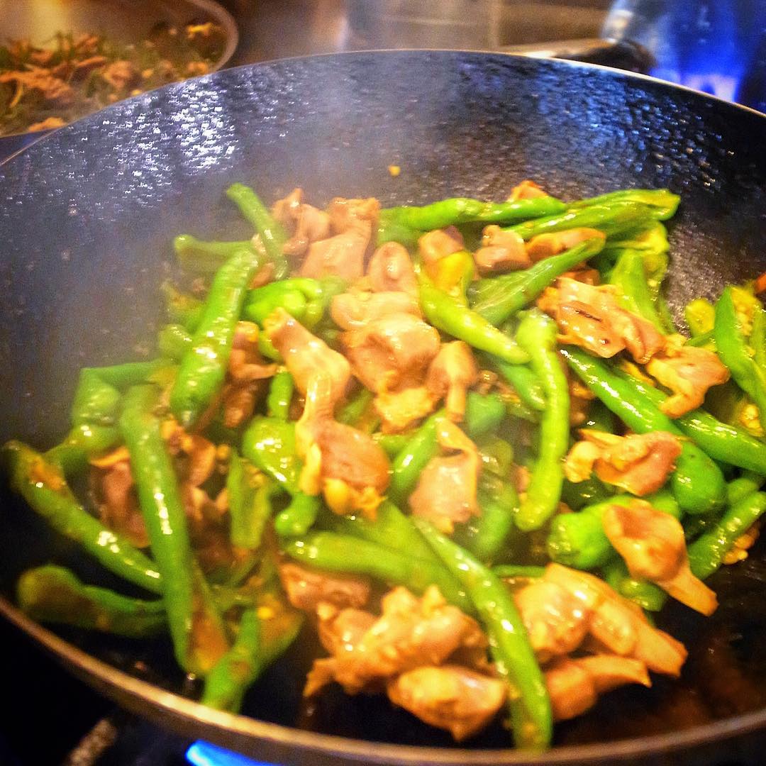 午後に銀行から帰ってくると…あー！いい匂い〜！って、そうですアレです！ワタクシの大好物は「ししとうと砂肝の山椒しょうゆ炒め」！今日も万全安心だ！（なにが？…笑）（お）